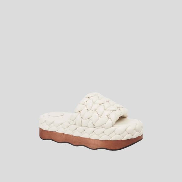 🆕 🩴 CHLOÉ wavy flat mule
Wavy flat mule in braided leather🔥🌟Color: Eggshell - Picture 3 of 5